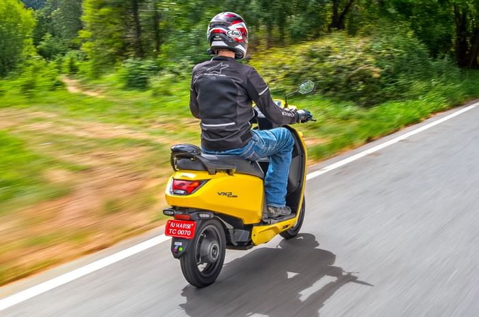 Vida VX2 right rear riding shot